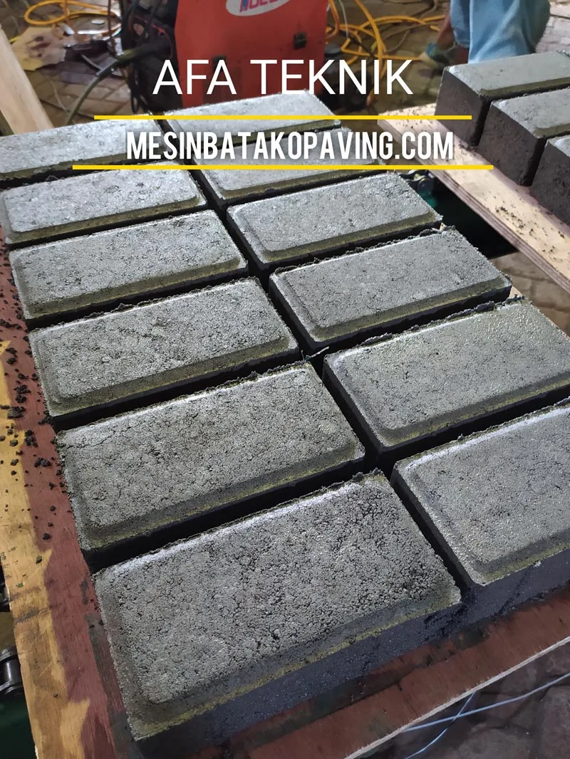Mesin Paving Block Transfer Palet hasil-cetak-paving-block-keluar-12.webp